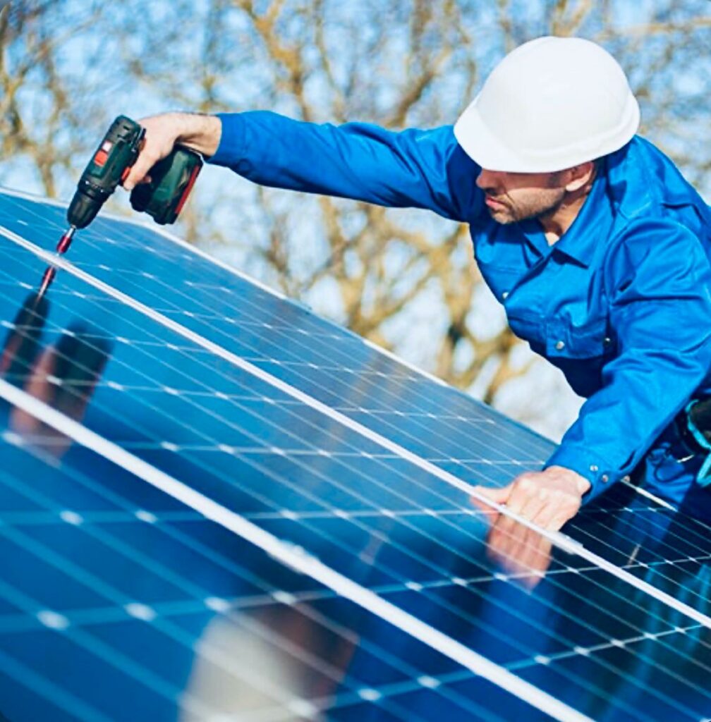 Technicien installant des panneaux solaires