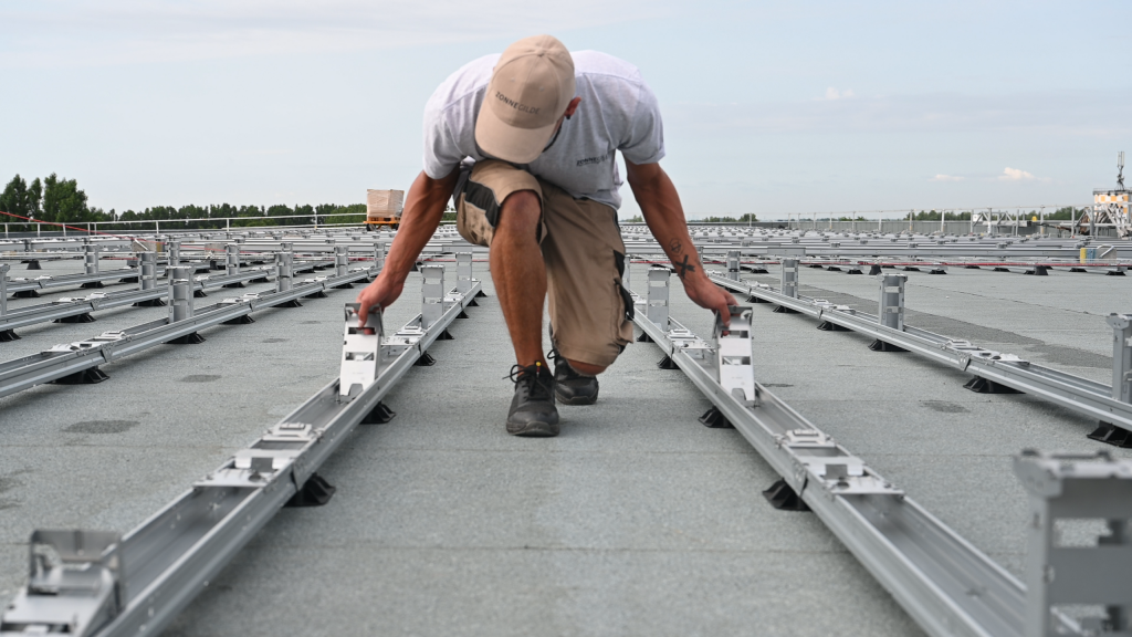 Technicien installant des panneaux solaires